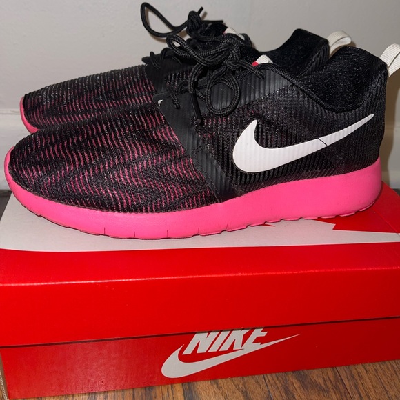 nike roshe black pink